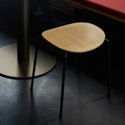Stołek Pavillion Av36 Dębowy Andtradition