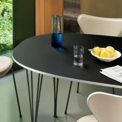 Stół Superellipse 135 Cm Laminat Standard Czarny Fritz Hansen