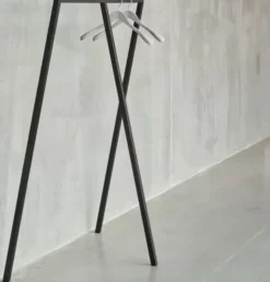 Wieszak Podłogowy Loop Wardrobe Czarny Hay